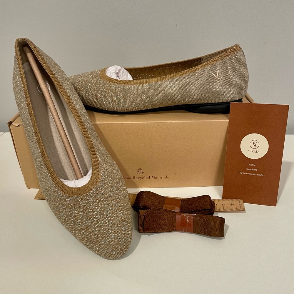 Vivaia Gold Sparkle Round Toe Flats EU: 38.5